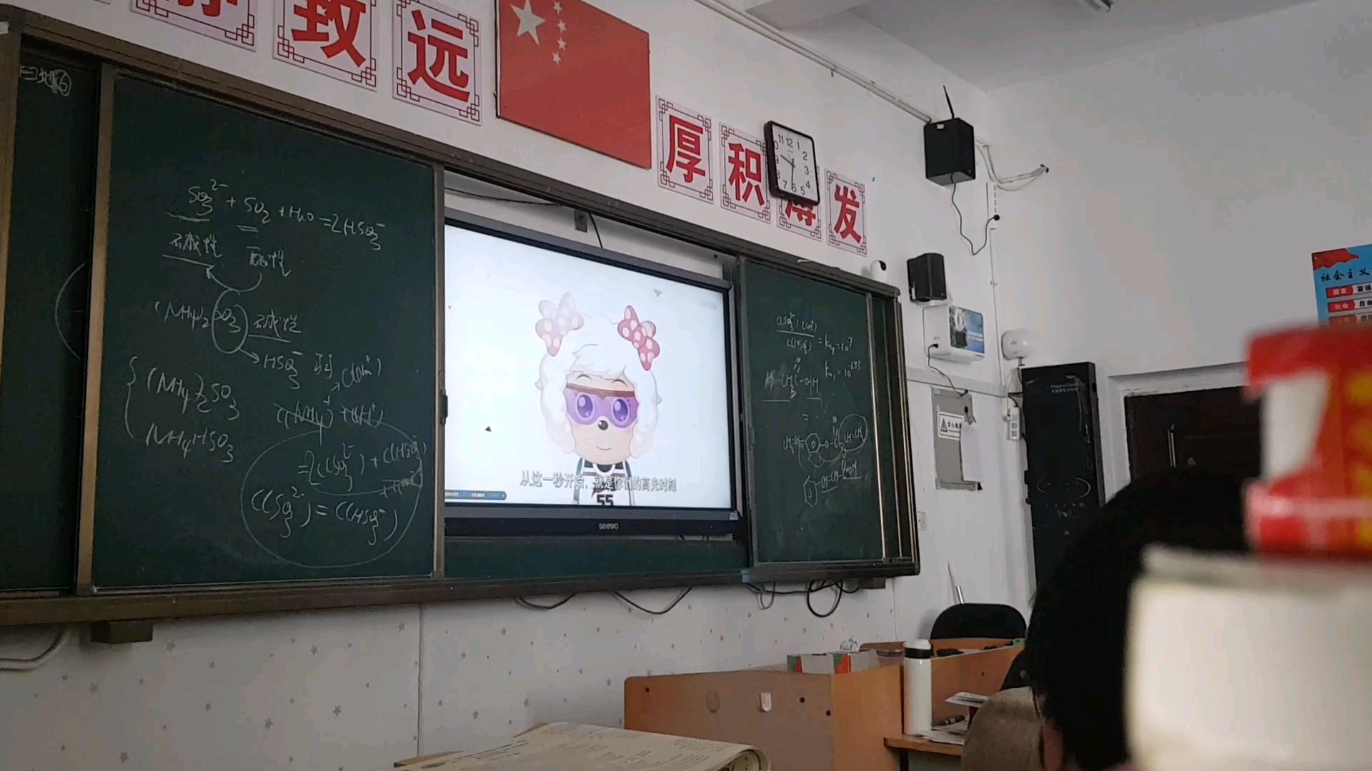 高三在班上放喜羊羊动画片同学看的比上课还认真