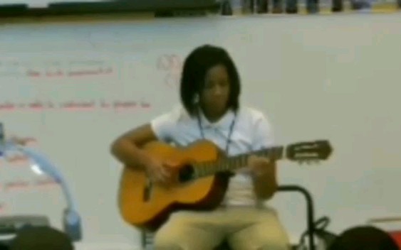 Shiloh在吉他课上表演