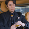 女孩为了荣华富贵拿着铁棍举向自己父亲：“从今天开始，你就是我走向上流社会的垫脚石