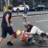 纽约一黑人男子在唐人街大喊“滚回中国” 被华裔小伙一拳放倒