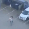 男子将女友扔进垃圾桶 只因吵架吵不过
