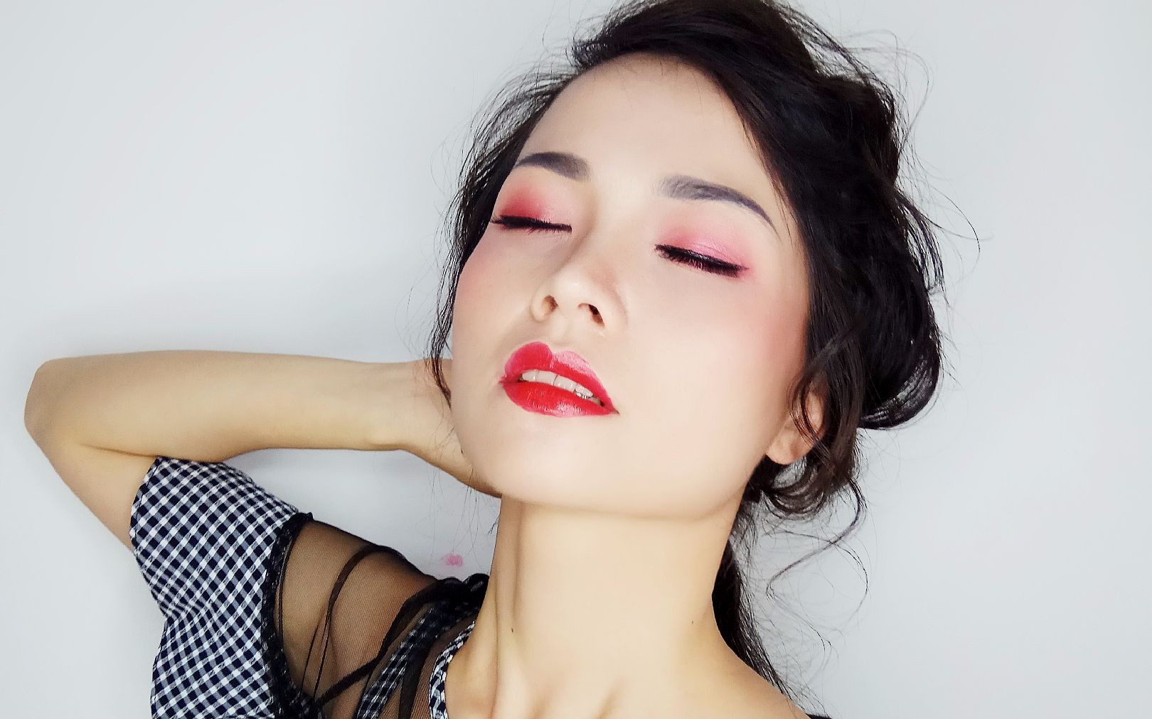 短发美女闯关落水,救生员大哥笑的很开心