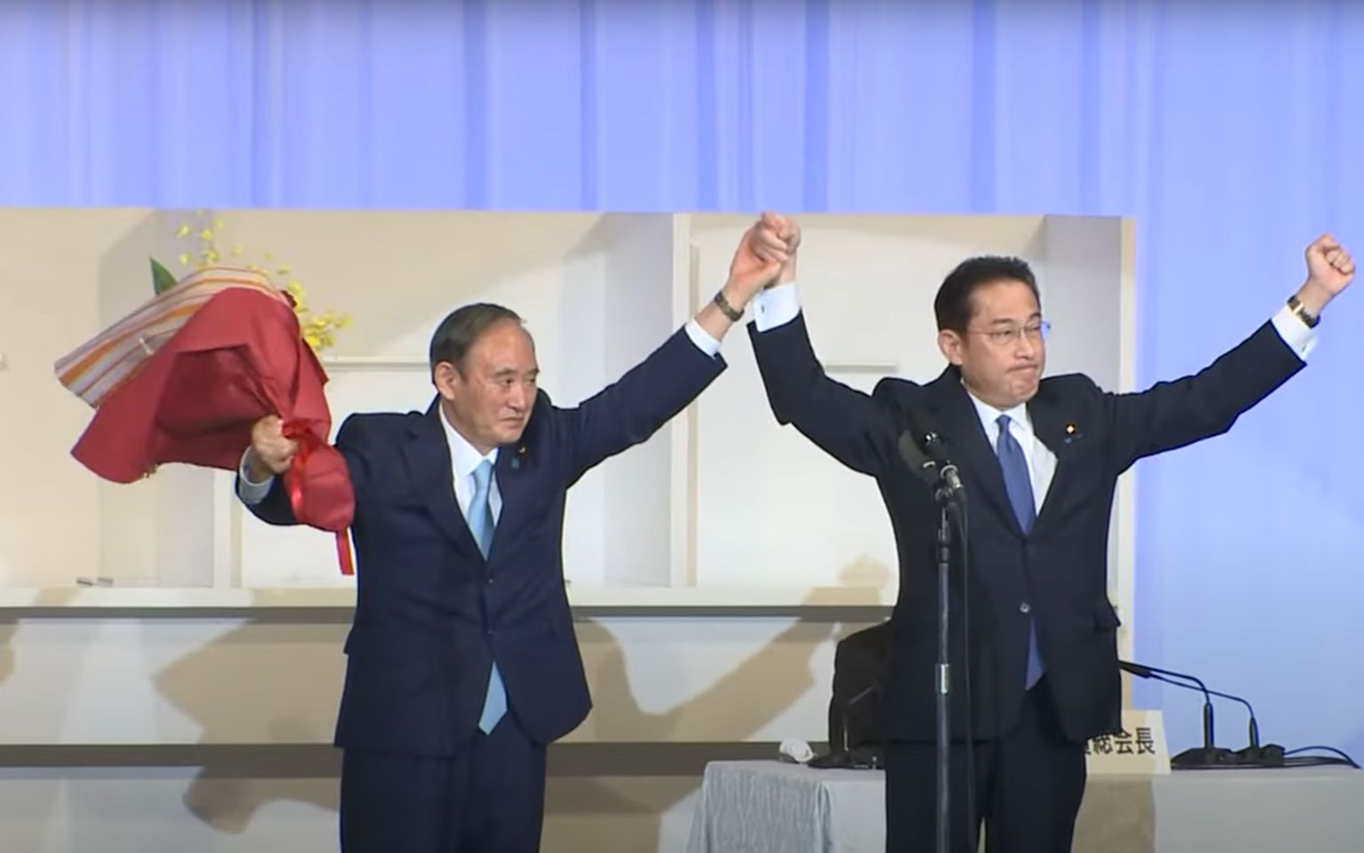 岸田文雄即将就任日本第100任首相 向菅义伟鞠躬致谢、献上鲜花