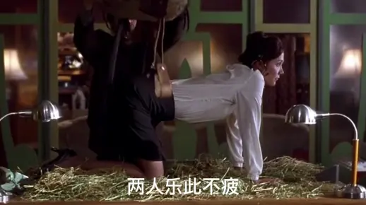 女秘书犯错后，被老板打屁股，两人乐此不疲