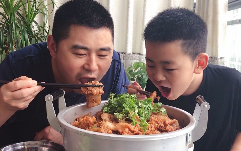 超小厨吃粉蒸肉3斤猪肉蒸一锅父子两人一口米饭一口肉过瘾
