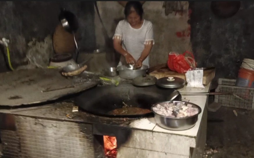 贵州农村人家的厨房，大锅柴火煮饭做菜，网友都说看了吃不下去
