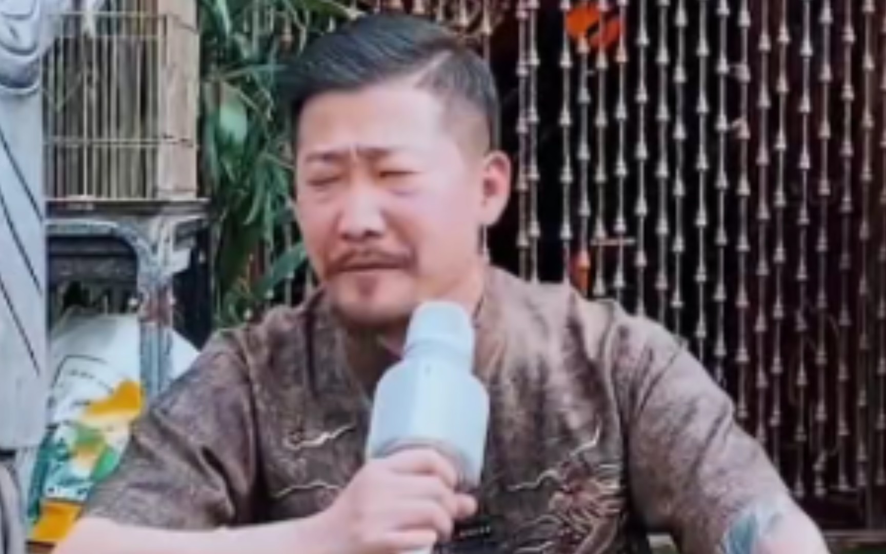 威子重金投资茶馆相声建设不料没赚钱就亏空老底，为了挽回损失只好茶馆门口一蹲卖唱作秀，旁观者观众听后不禁泪目欲支持一块却最后顺走威子最爱包浆核桃