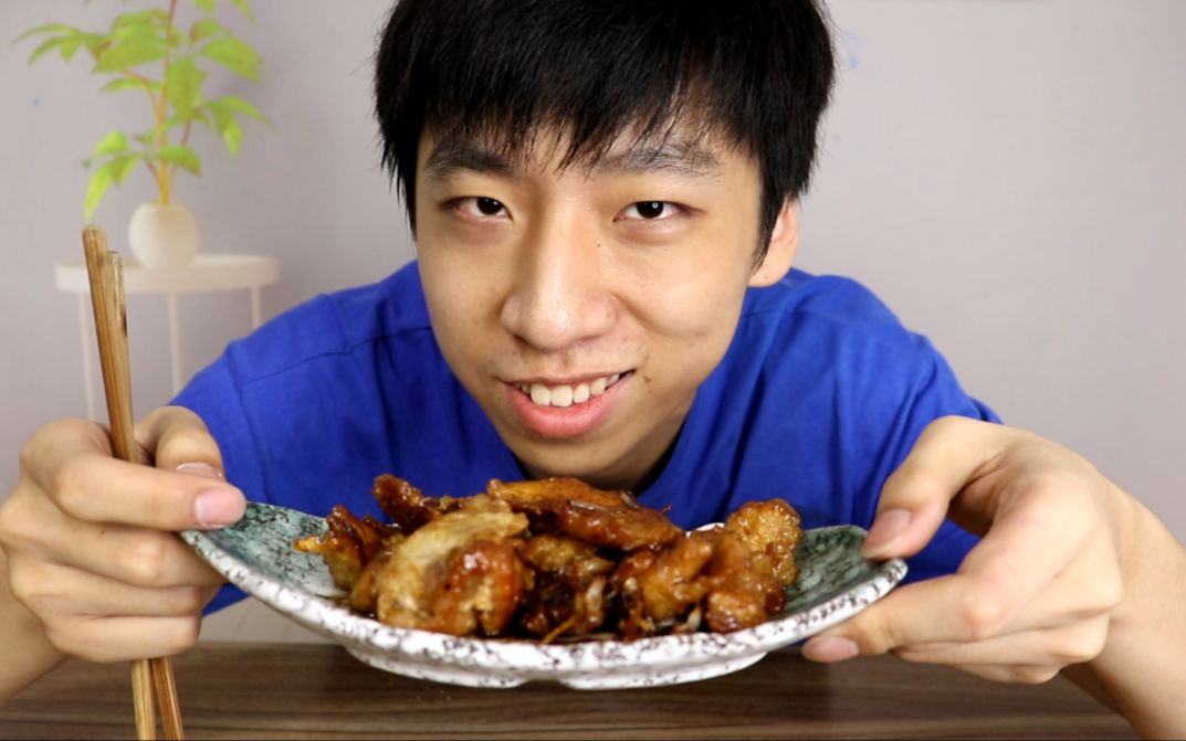 小伙自制东北名菜“锅包肉”脆脆的声音听着都觉得好吃！