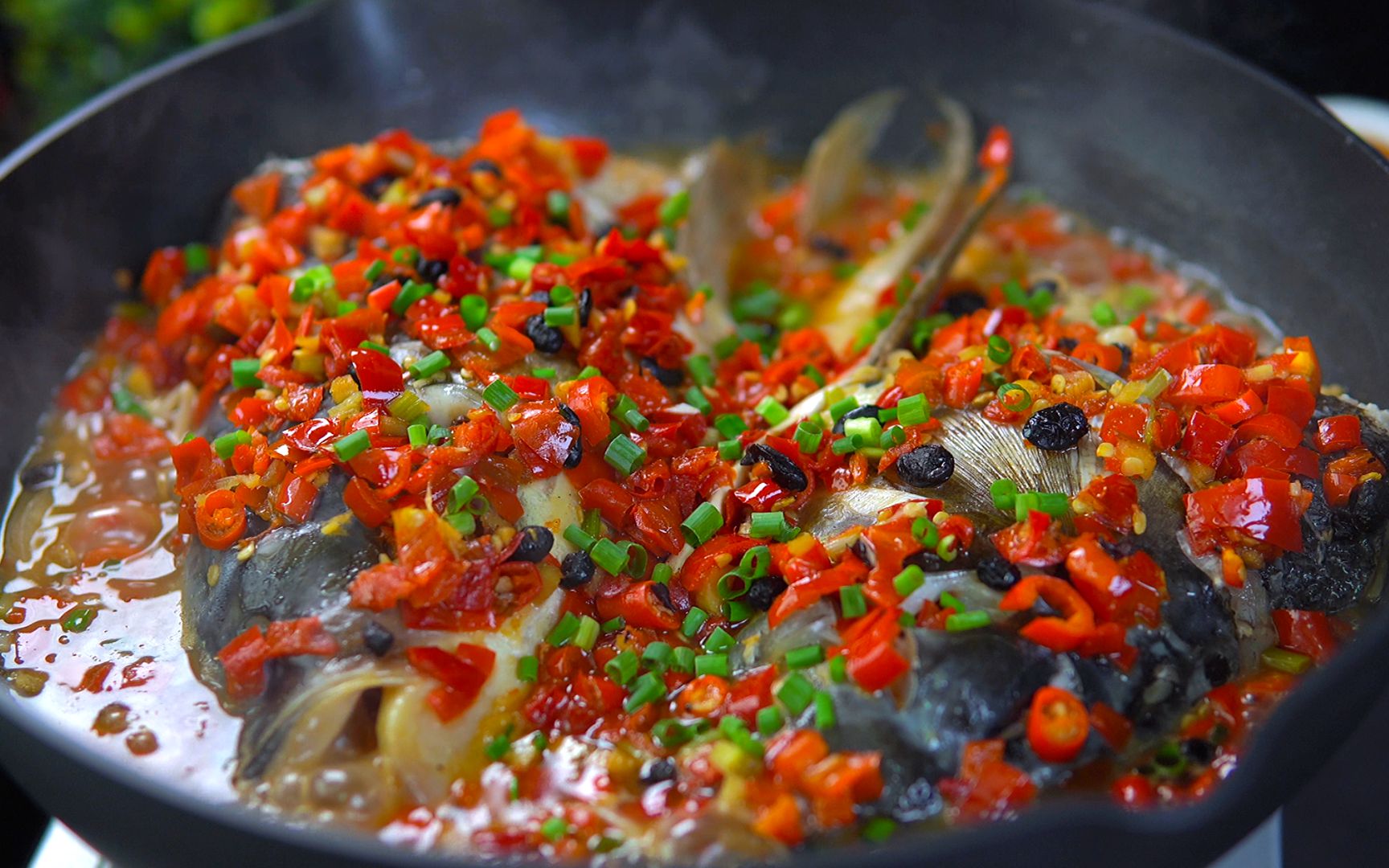 很多人不知道，剁椒鱼头其实炖着更好吃，鱼肉滑嫩软糯，鲜辣开胃
