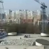 齐齐哈尔坍塌体育馆已建成26年，去年有3名工人将成袋材料铺满半个楼顶