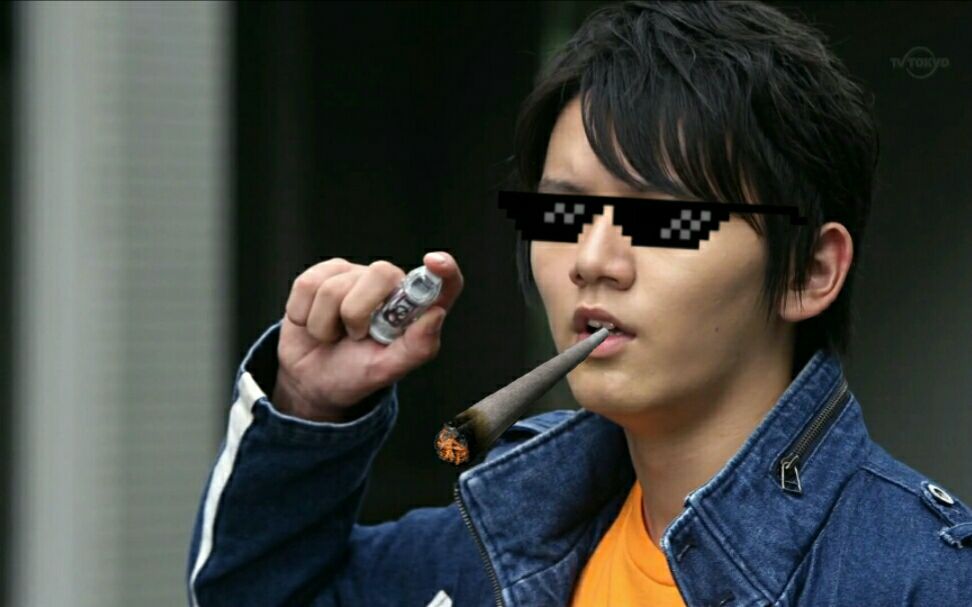 《捷德奥特曼大结局-精彩片段【2】》走路变身!