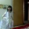 十一岁小女孩在家里跳舞