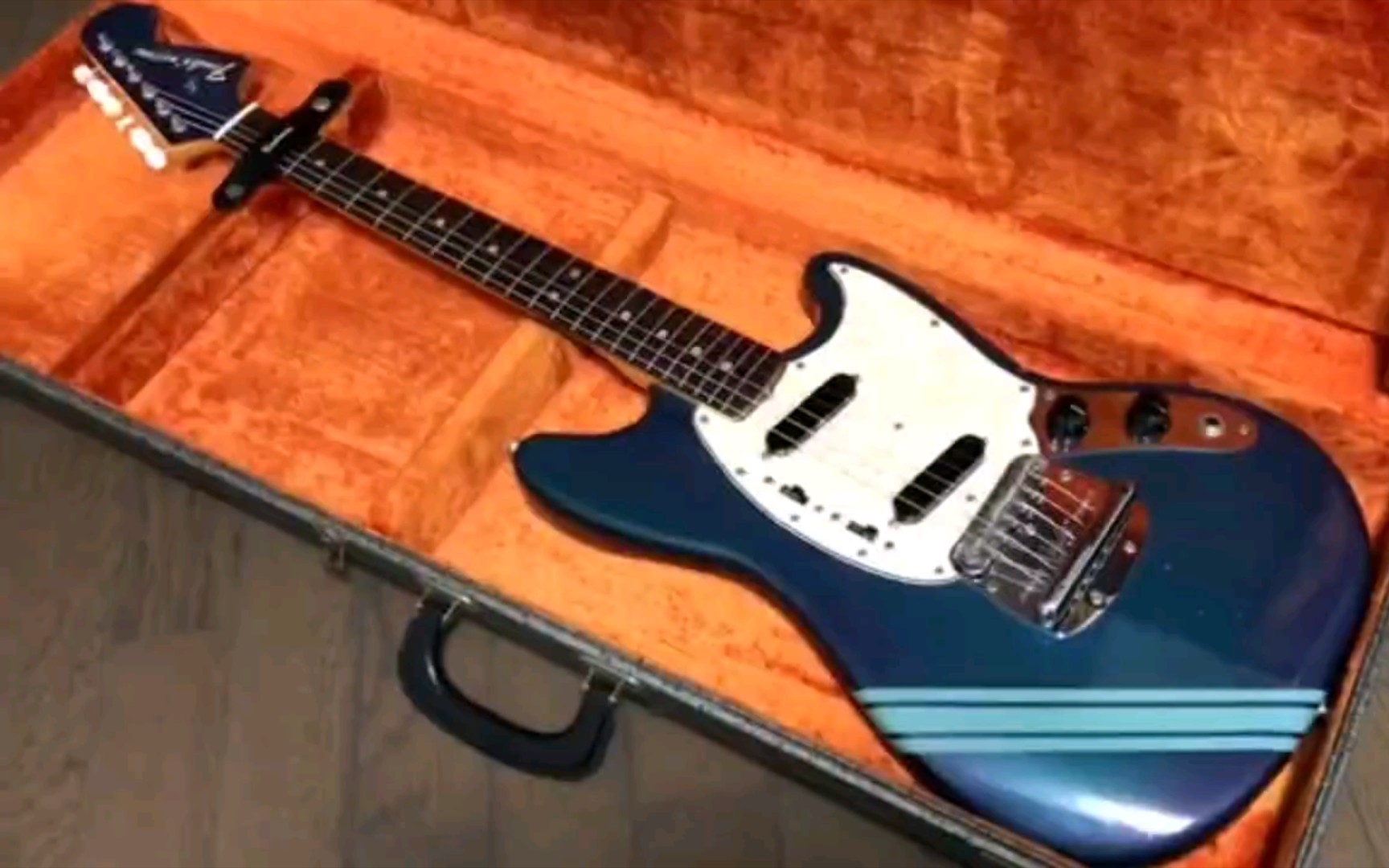 日本Nirvana粉展示他的1969年生产的Fender mg69！！！！