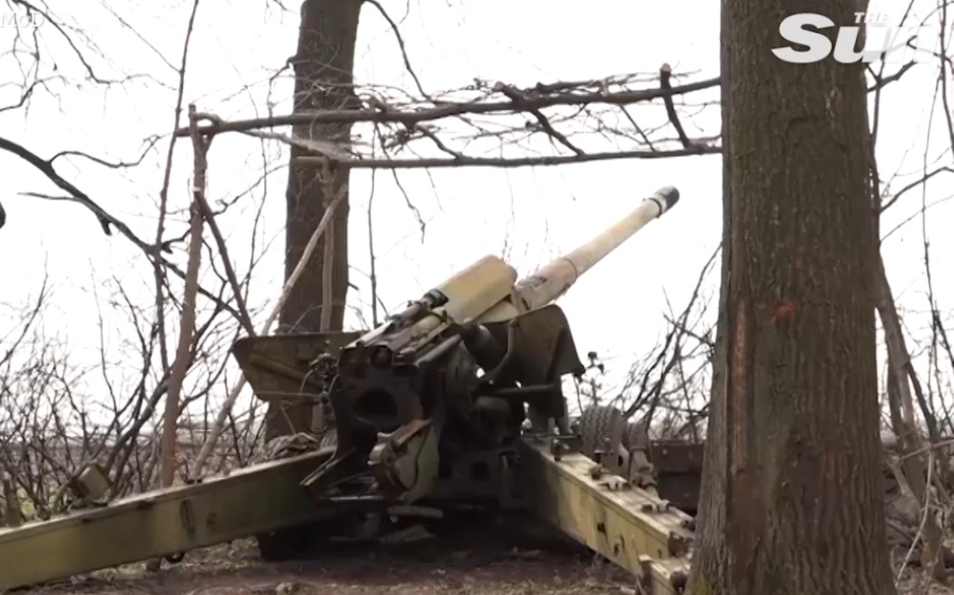 俄罗斯军队在乌克兰东北部用榴弹炮“摧毁装甲车”