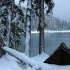 在雪地里野营的热帐篷，木炉披萨融化