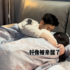 趁女友睡着偷偷亲她，你也快去试试