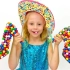 小女孩用彩色糖果制作漂亮的糖果鞋，姐姐用其它玩具才能交换