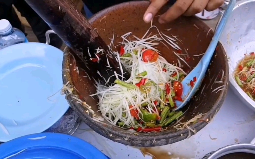泰国人气小吃青木瓜沙拉，酸辣爽口，还可以加各种料