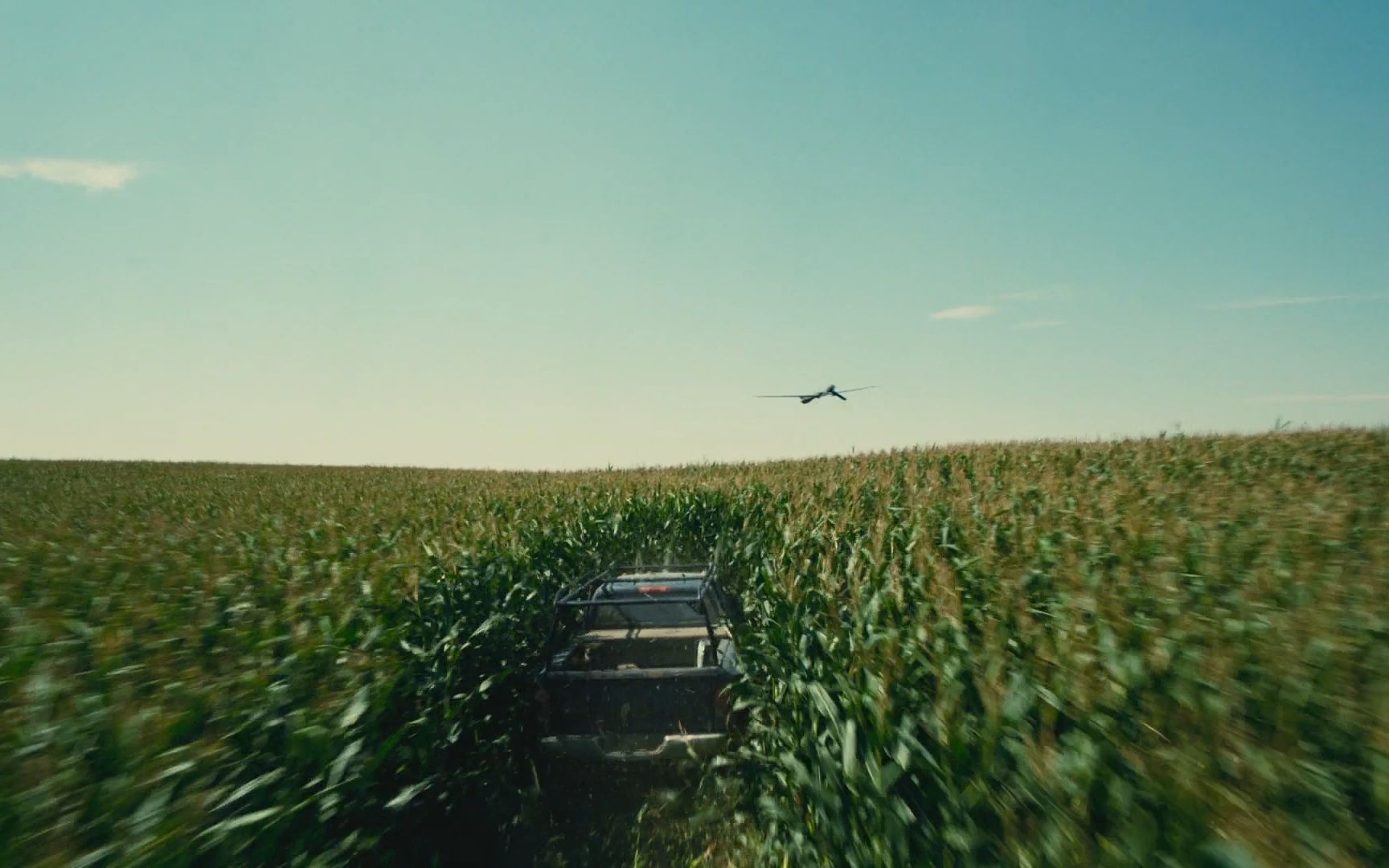 《星际穿越》2014年【驾车穿越玉米地，捕获无人机】片段