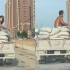 生活不易！男子顶着烈日赤膊坐水泥车上，不停擦汗的动作令人心酸