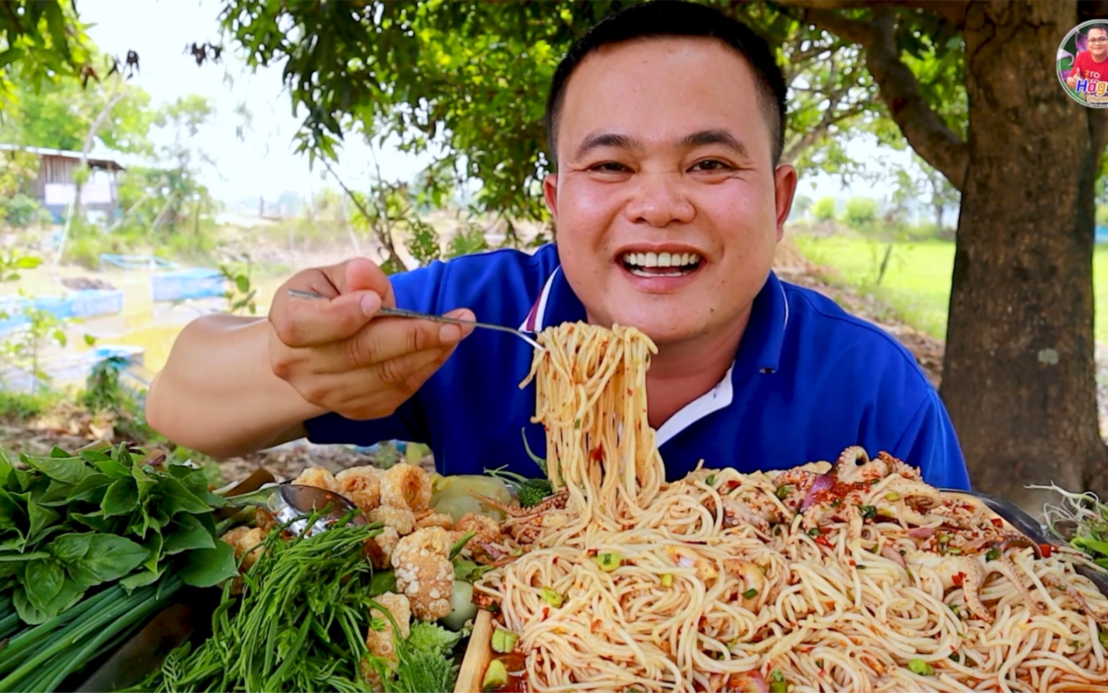 泰国嗯哼哥吃播 今天吃酸辣海鲜米线 猪油渣 青菜还有小葱等