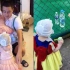 爸爸带娃，双胞胎全身“精致打扮”出门，网友：迪士尼在逃公主