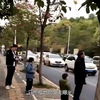 丈夫和情人外出，不料被妻子拦截还怒踩车顶，妻子：渣男出轨了