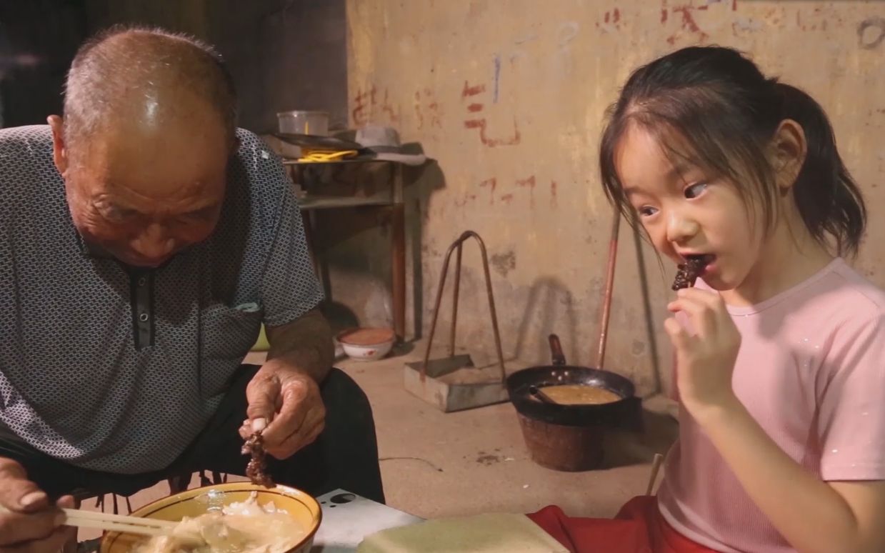 爷爷用二斤牛肉，半斤辣椒，半碗花椒做了一道牙签牛肉，又麻又辣，孙女超爱吃