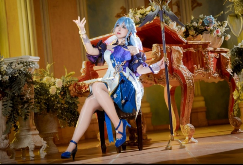 The actress makes her entrance!