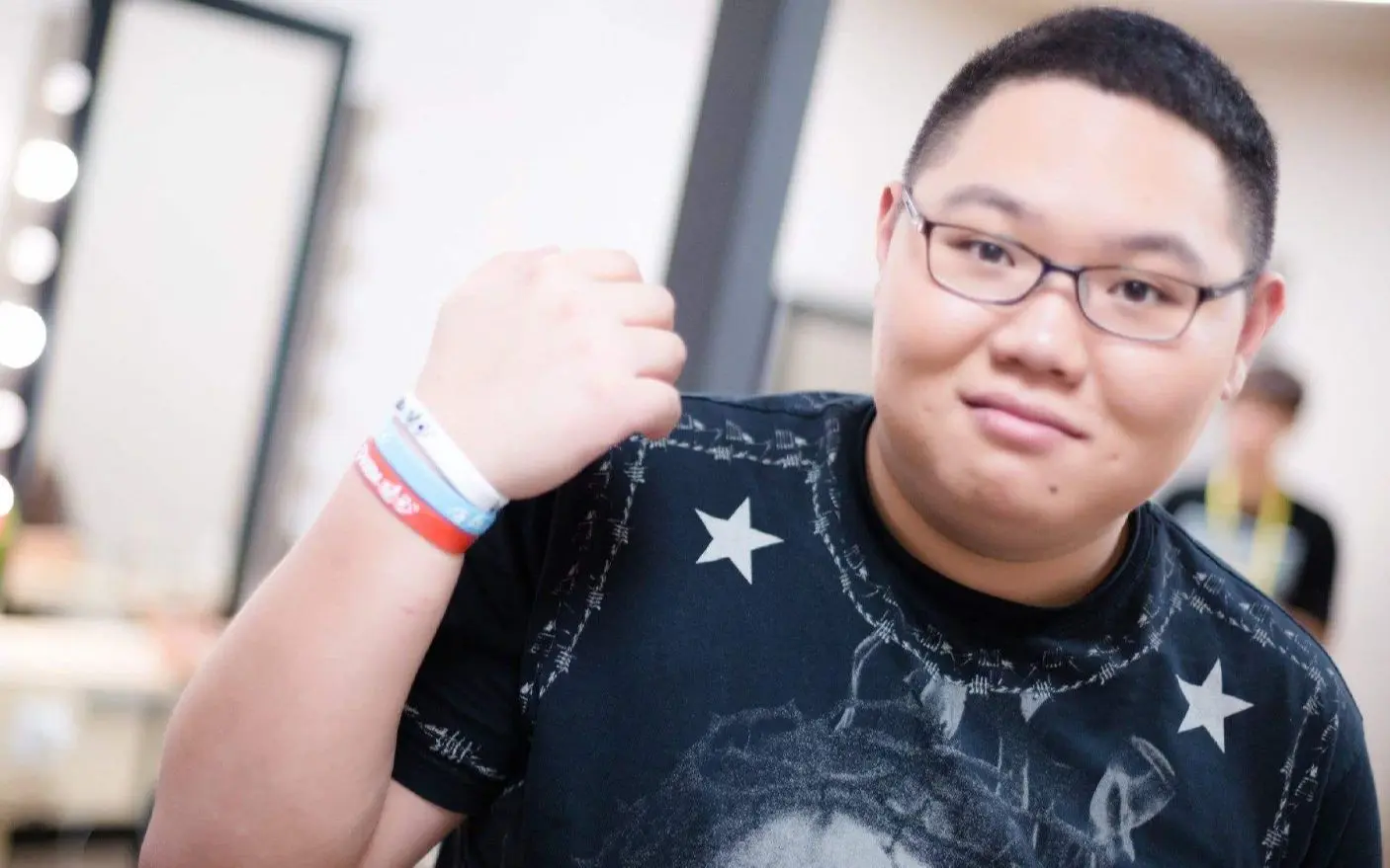 pdd价值百万账号被封，当即就号召水友冲官方大楼。