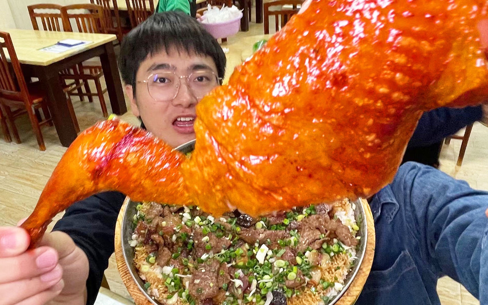 第一次来广东县城吃饭，本想体验超大铁锅饭，没想到被鸡惊艳到了！
