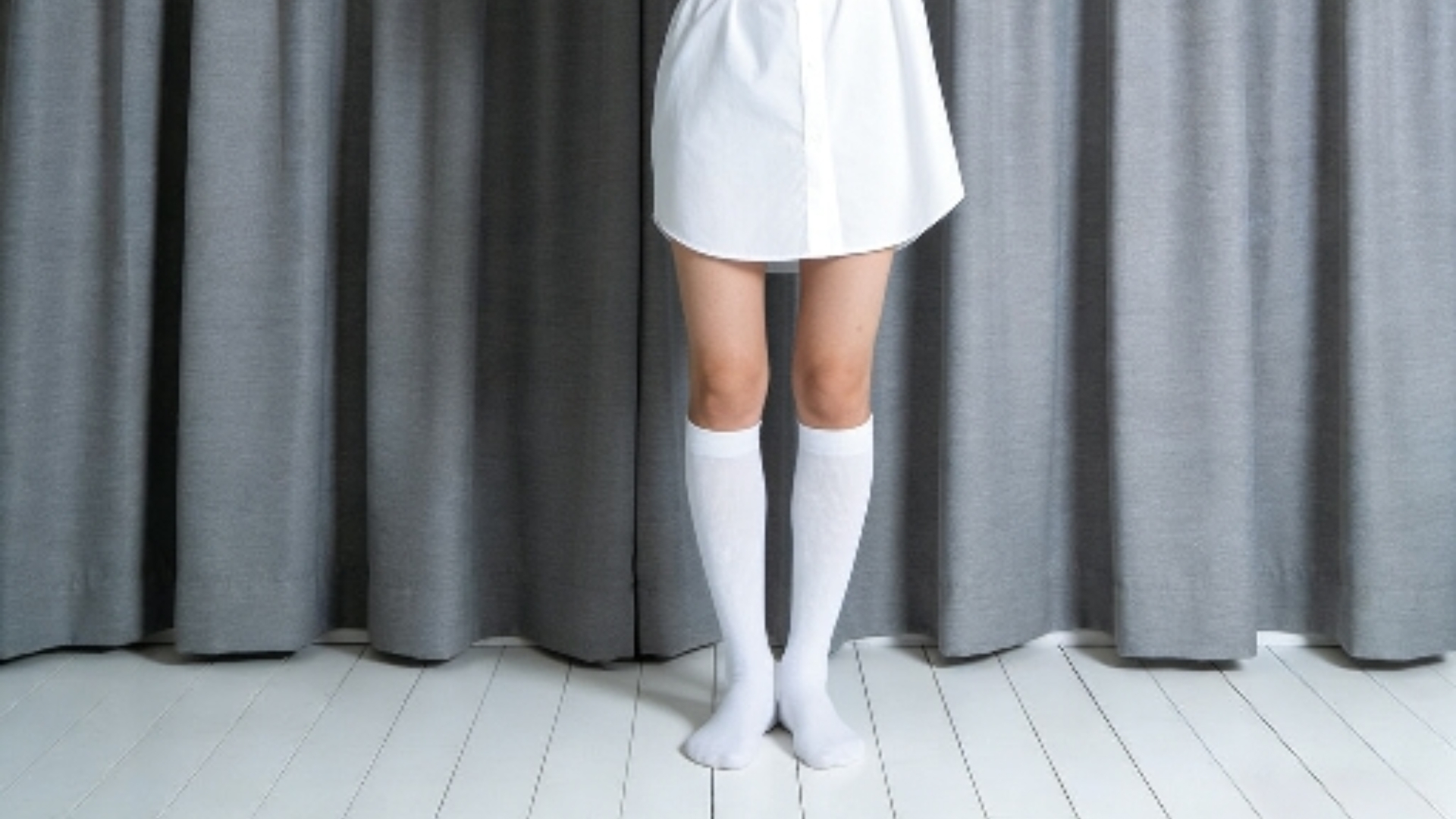 穿白色及膝袜和白衬衫的假小子