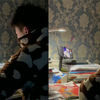 儿子和女同学视频写作业，妈妈在背后偷瞄，儿子直呼：快点走