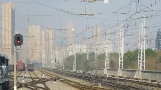 SS7E牵引Z137通过汉阳站会D5250通过汉阳站