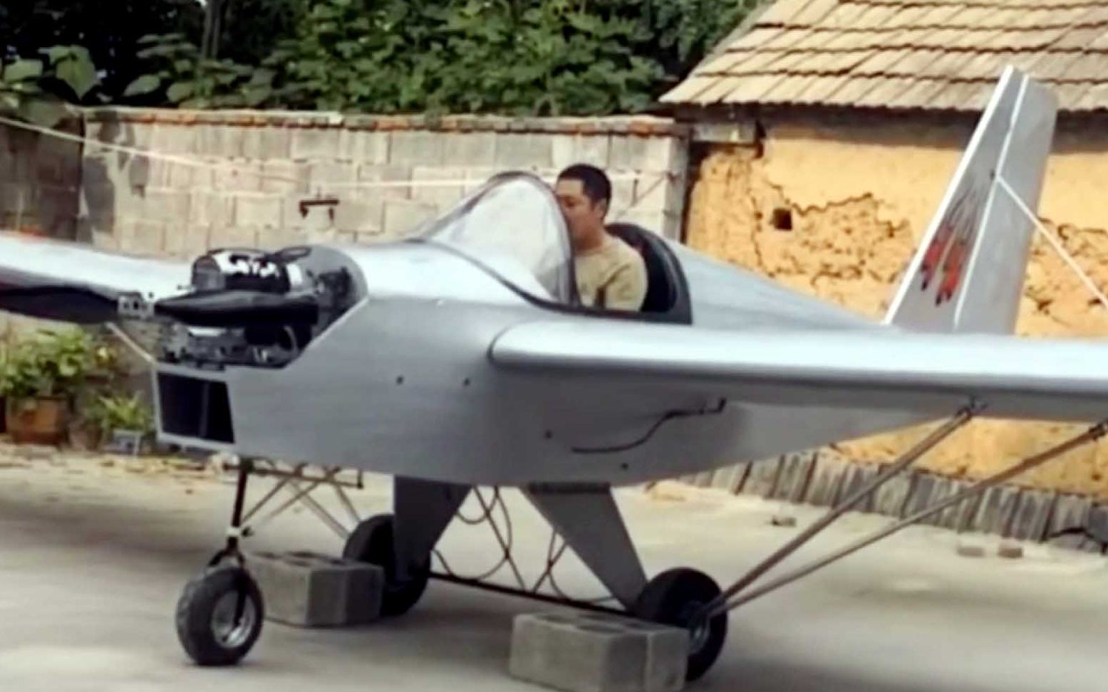 农村小伙憋在家里自学造飞机，花费15万试飞成功翱翔蓝天