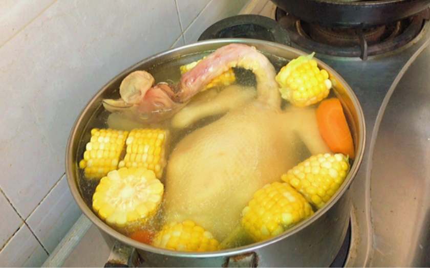 白切鸡汤别再倒掉！广东厨师教您小技巧，肉质滑嫩鸡汤营养鲜甜