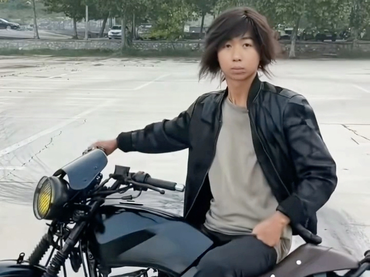 帅是一种氛围 炫老师的摩托撒手你就学吧