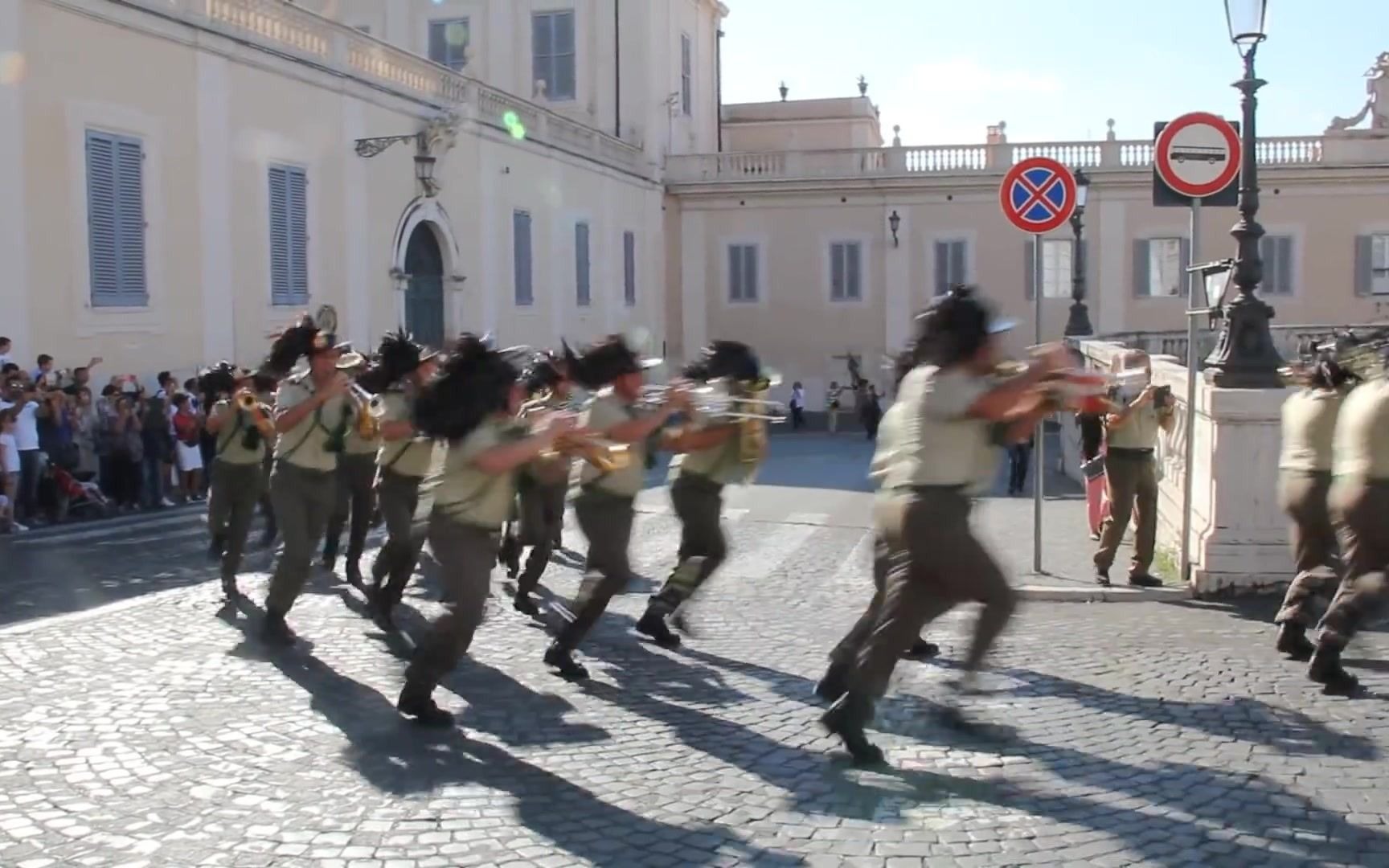 意大利陆军“神枪手”步兵团换防仪式，军乐十分欢乐