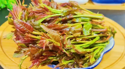 春天吃香椿炒鸡蛋，很多人第一步做错了，教你正确做法，香嫩好吃