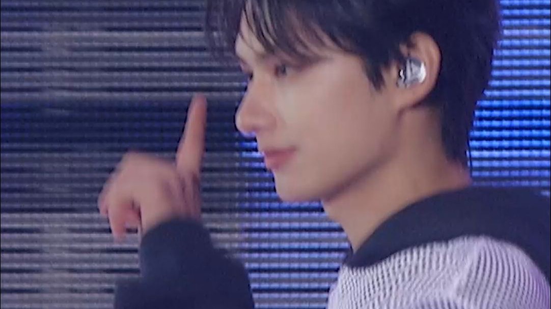 2025 SVT 9TH FAN MEETING SEVENTEEN in CARAT LAND MEMORY BOOK+ (#文俊辉(JUN) FOCUS)