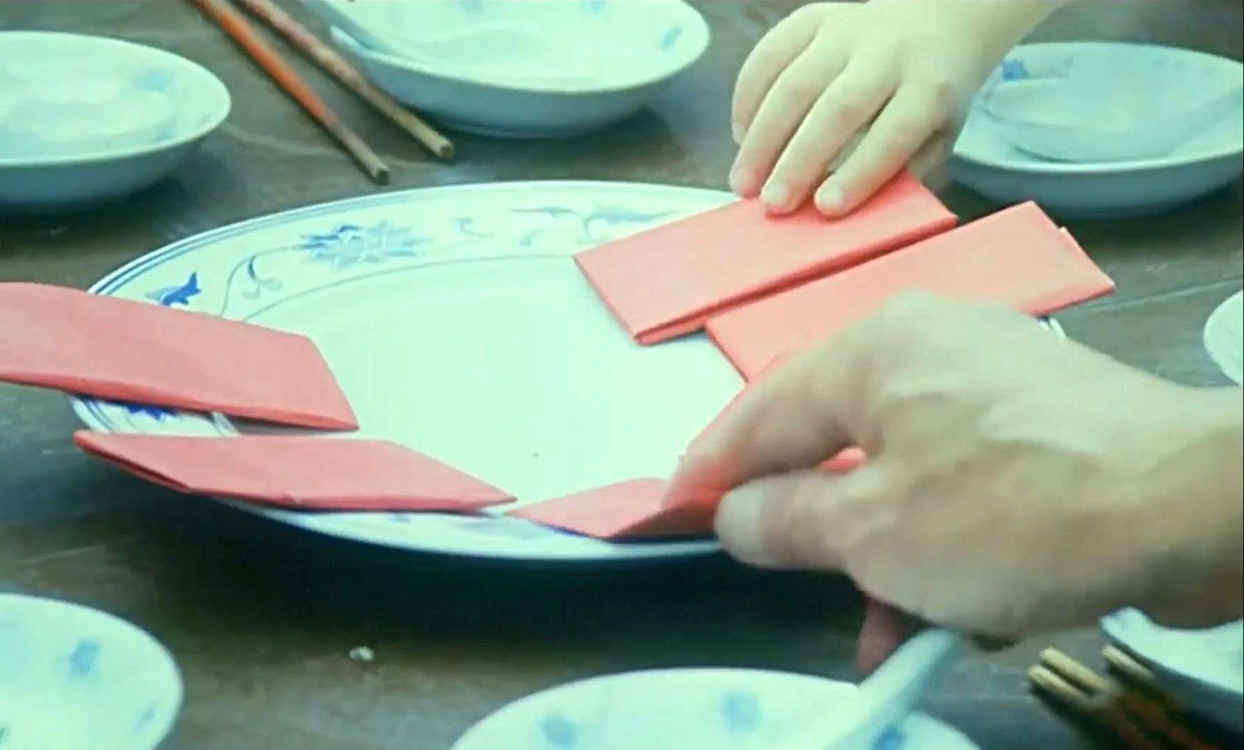 “市长”去县城考察，路上的事情刷新三观，34年前的电影真敢拍！《江城奇事》