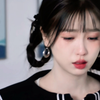 少女的眼泪诉说着她的慌乱