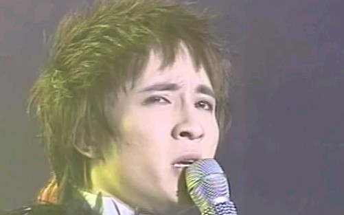 2008年的薛之谦流泪演唱《认真的雪》，声音哽咽