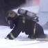 感动！消防员趴雪地里降温，然后……