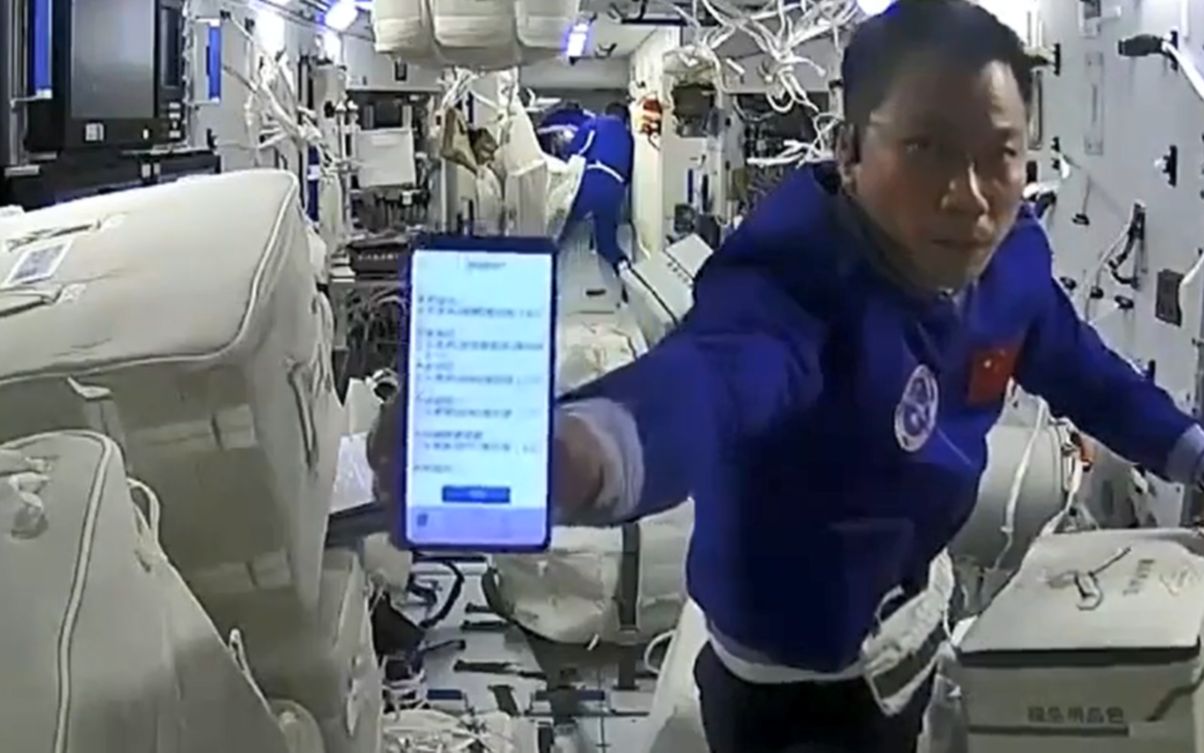 安了wifi就是好！实拍航天员在空间站与家人通话 闲暇时间畅听音乐