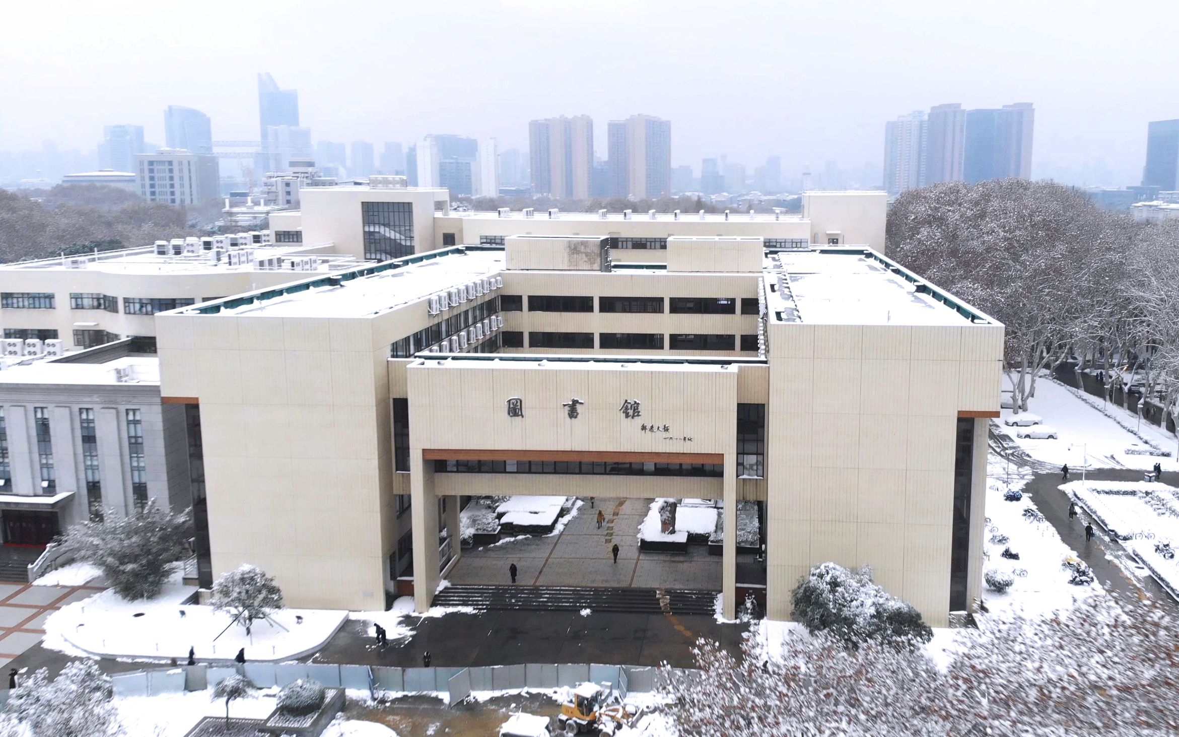 【华科 航拍】华中科技大学校园雪景航拍 在上帝视角下感受冰雪中的