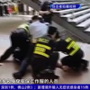 【粤语新闻】广州萤火虫漫展一男子疑似偷拍女coser被当场拿下