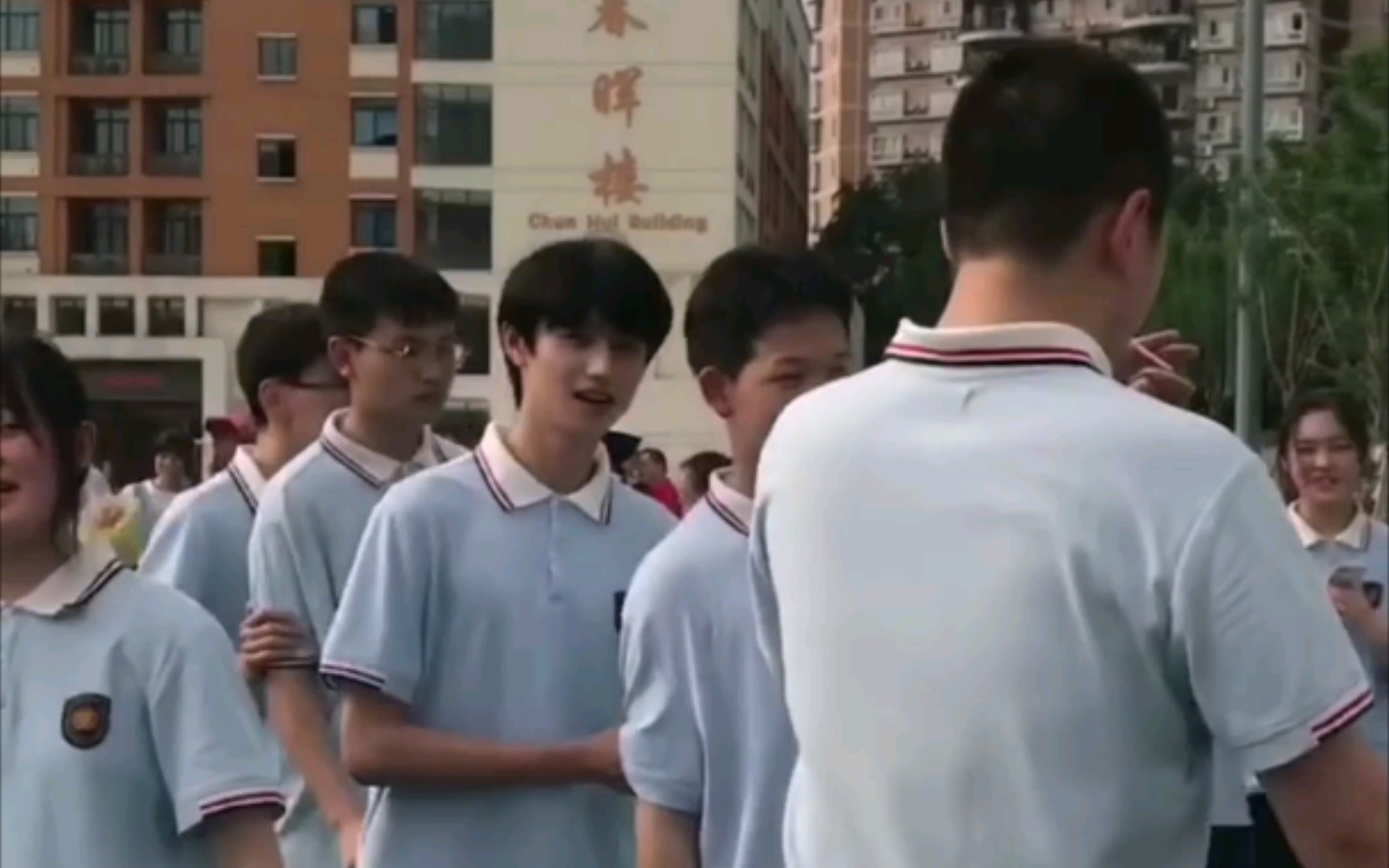 活动作品朱志鑫帅哥重庆七中毕业走红毯啦