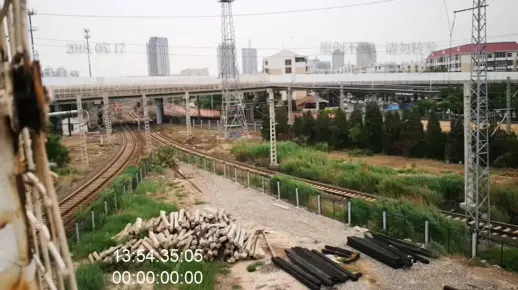 京局津段的东风7调机，从塘沽方向开过来，经过联络线去泰达站