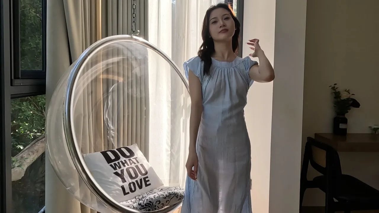 大方可爱的洋洋来啦，展示我们设计的两片式连衣裙